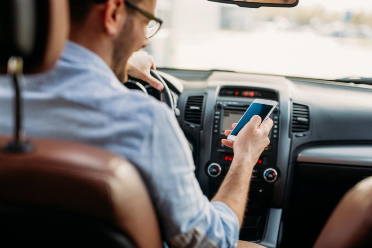 PRF monta Operação Semana Santa para inibir o uso do celular ao volante