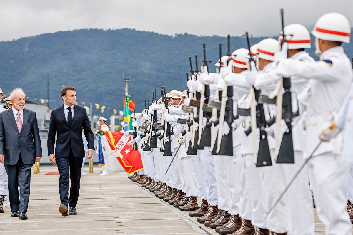 'Somos as potências que não querem ser os lacaios de outros', diz Macron ao lado de Lula no Rio