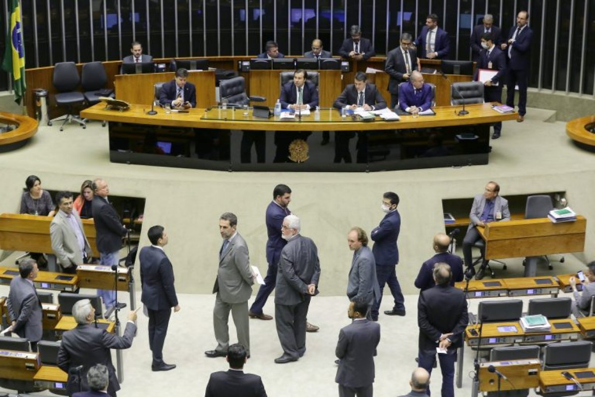 Deputados e senadores terão quase duas semanas de 'férias' entre a Páscoa e janela partidária 