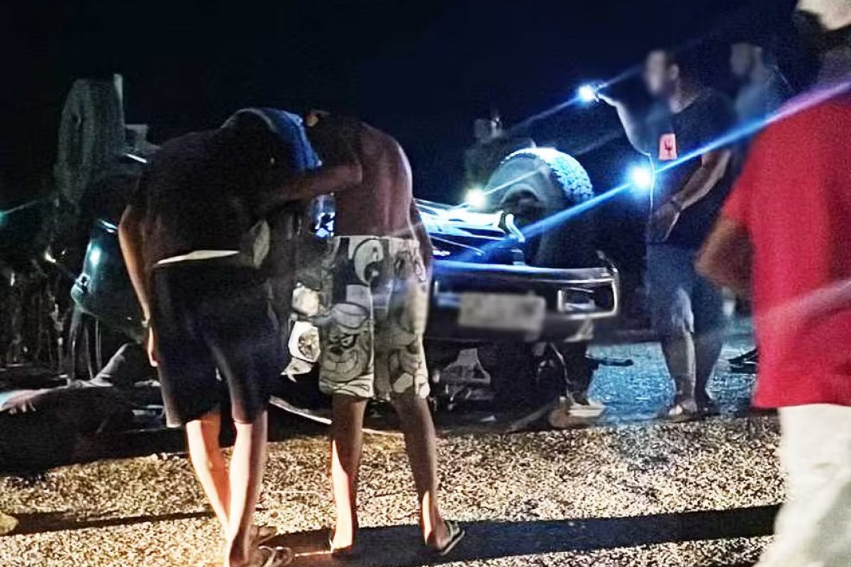 Mulher é arremessada da carroceria de caminhonete durante acidente na Bahia