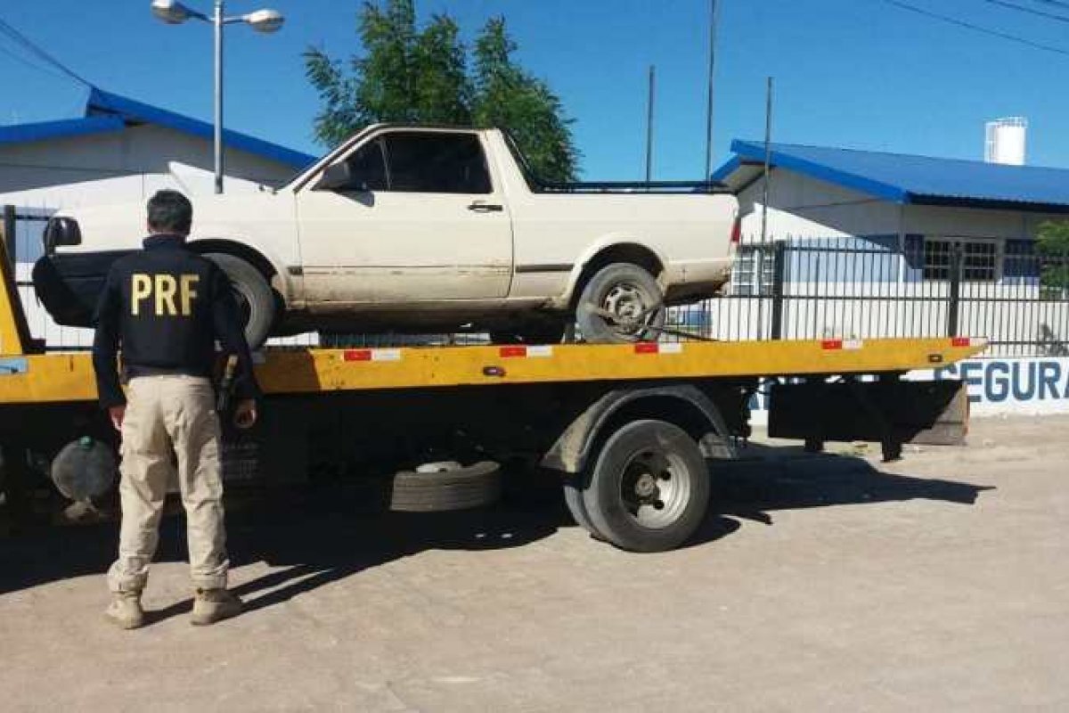 Homem é preso e veículo roubado é recuperado na BR 324
