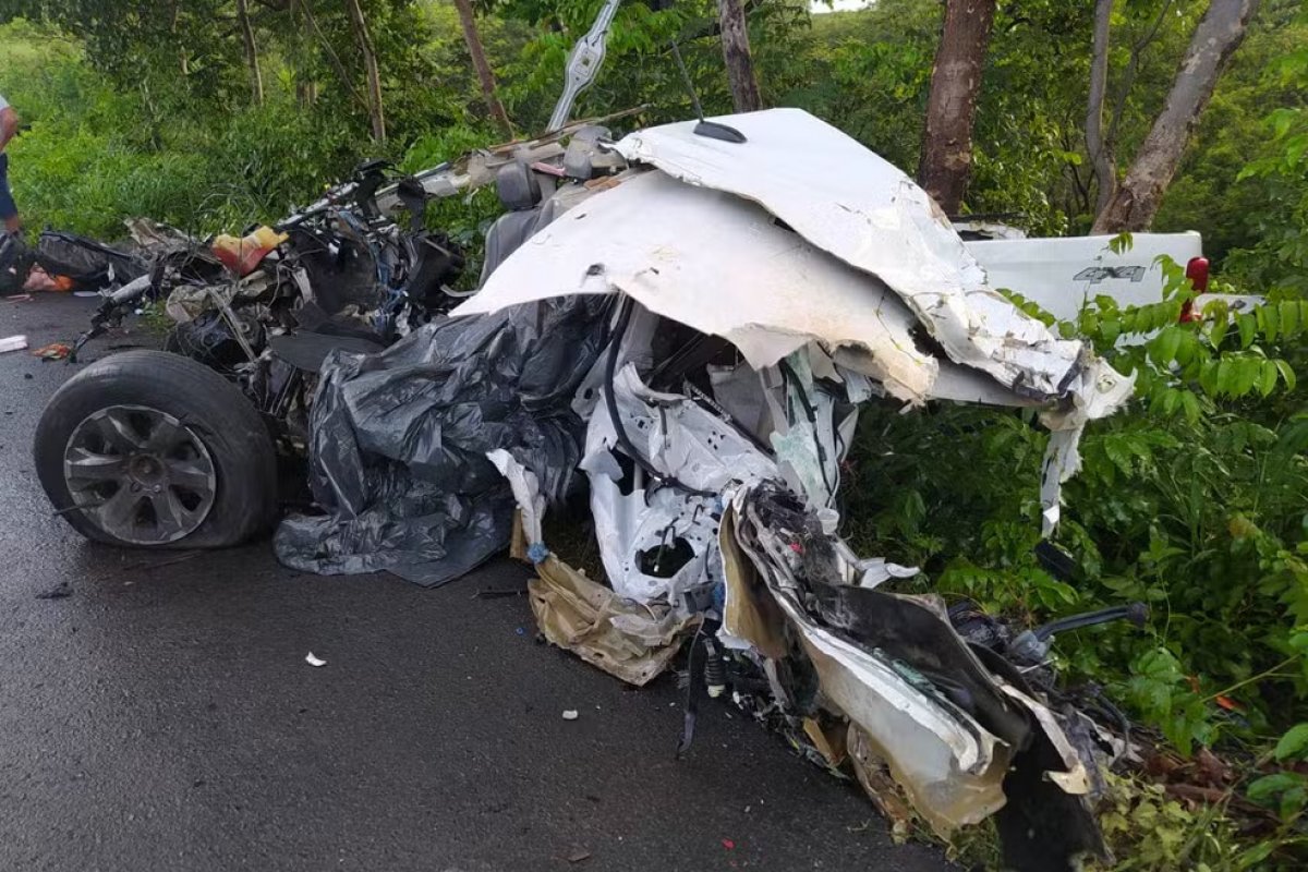Colisão entre caminhonete e caminhão em estrada deixa três pessoas mortas na BR-242