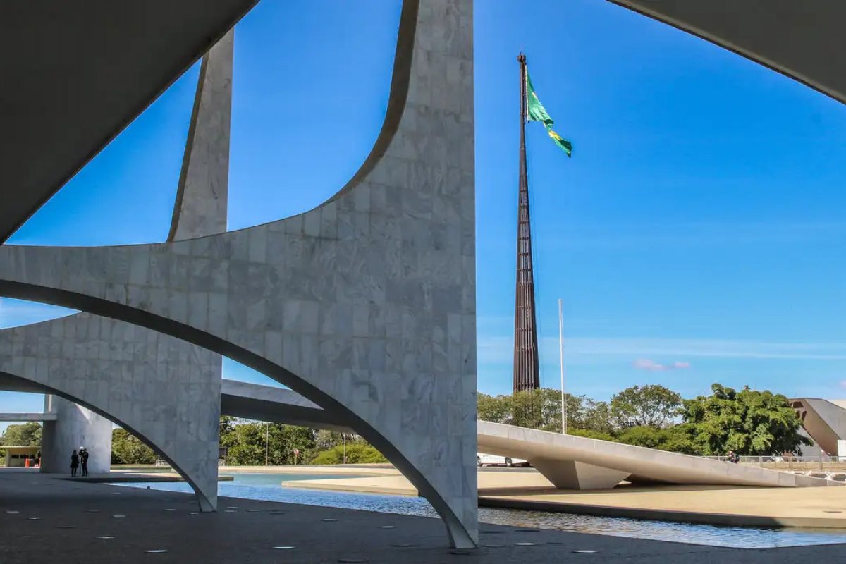 Com bloqueio de R$ 2,9 bilhões no Orçamento, cidades e transportes são os mais atingidos 