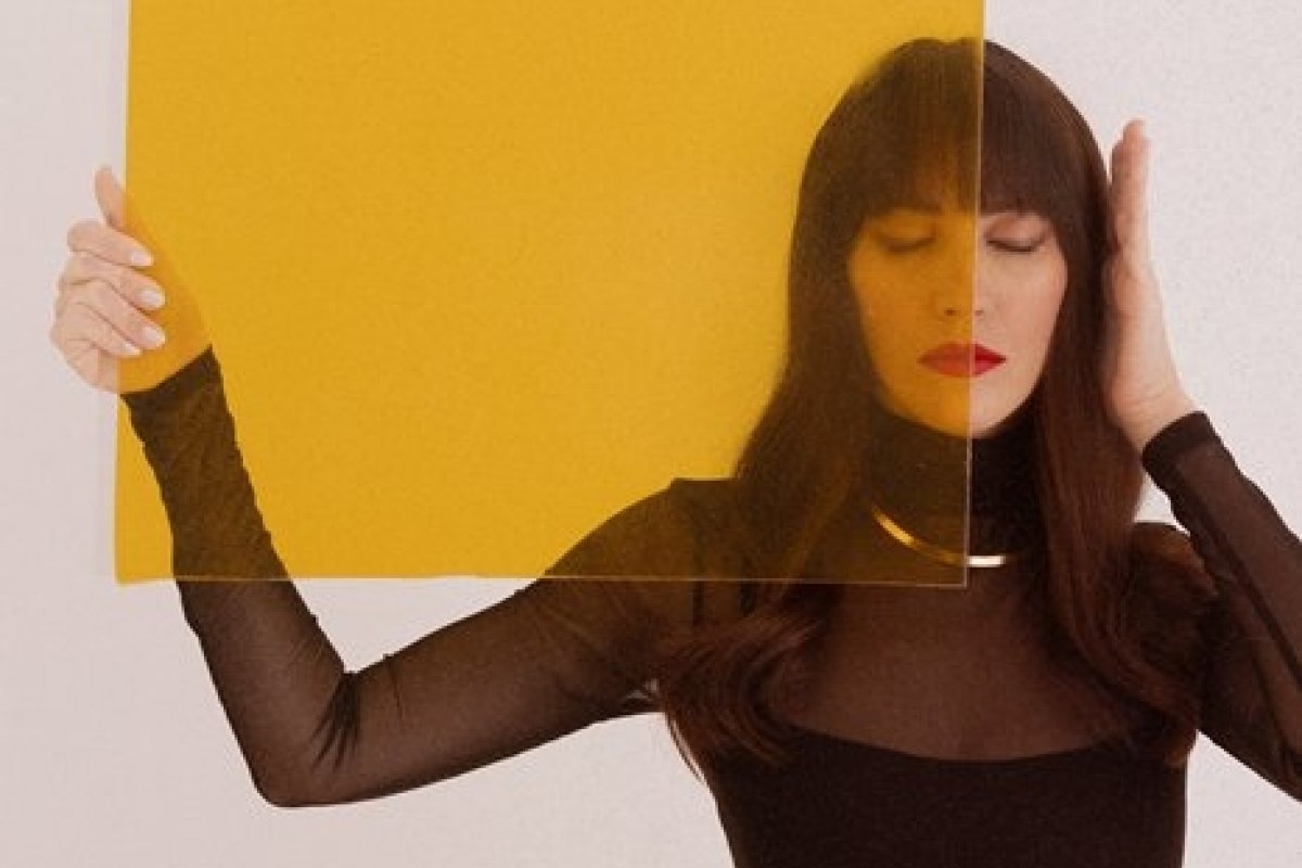 Envolvente e dançante, o novo single de FLORA atravessa a potência do fogo em “Incendiário”! 