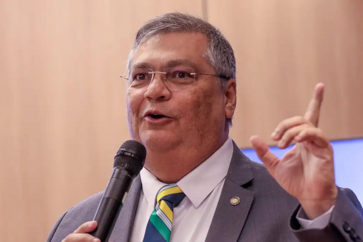 “Subalterna”, diz Dino sobre poder civil e função militar