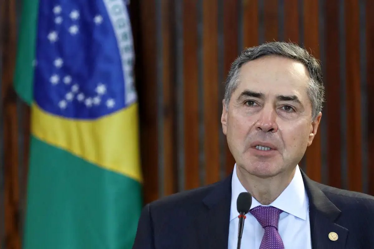 Em aniversário de 60 anos do início da ditadura, Barroso exalta importância da democracia em rede social
