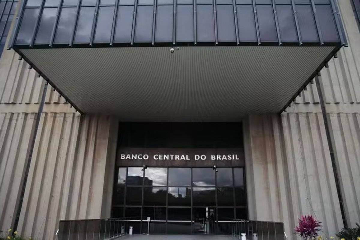 Banco Central divulga primeira intervenção no câmbio desde início do governo Lula