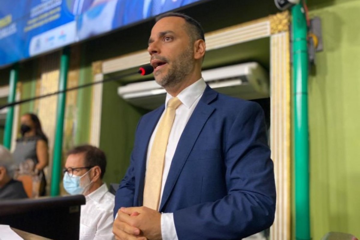 Augusto Vasconcelos diz que Bruno prioriza leilões de áreas verdes em vez de resolver problemas de Salvador 