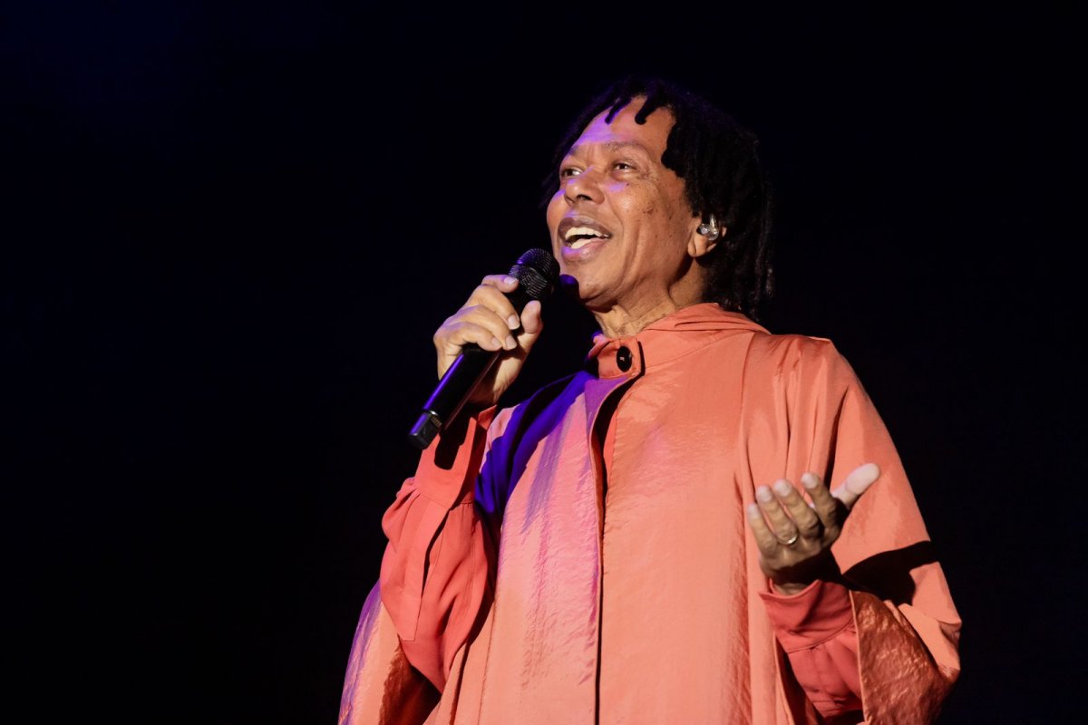 Djavan faz apresentação de sua turnê em casa de shows de Lauro de Freitas