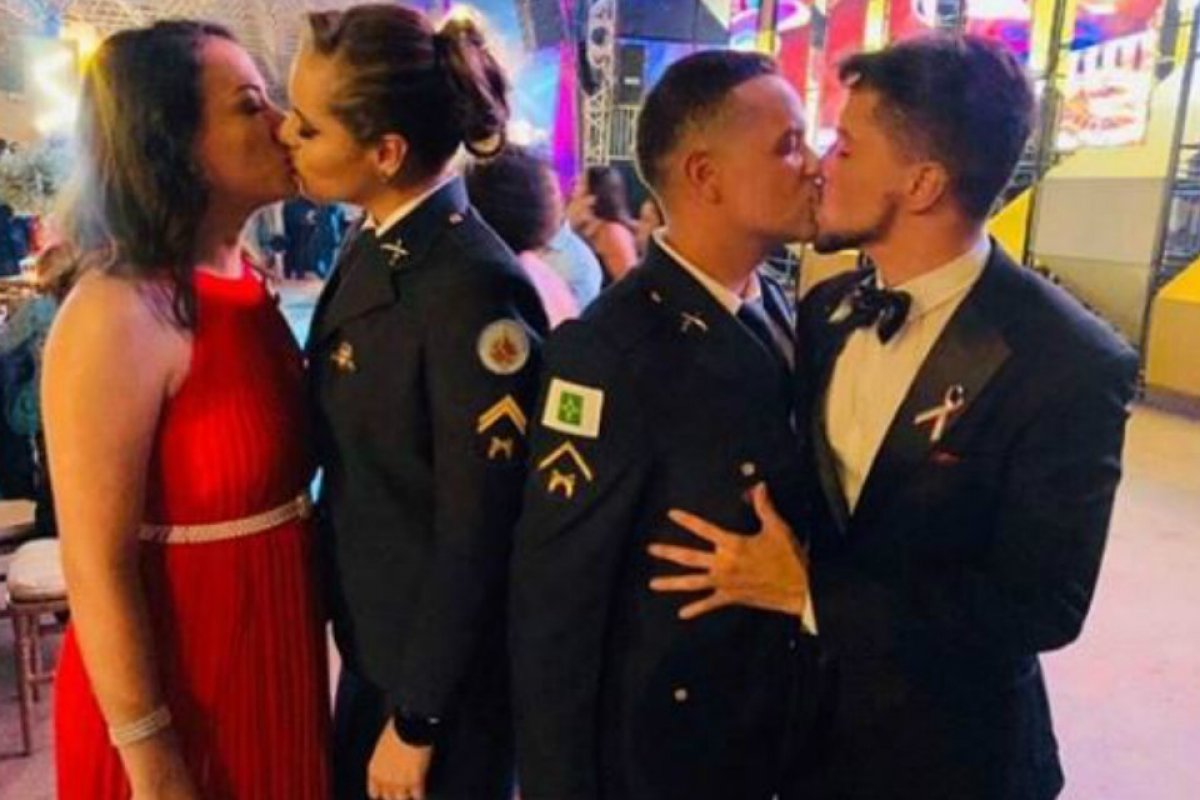 Após ataques, PM que beijou namorado em formatura desabafa na web