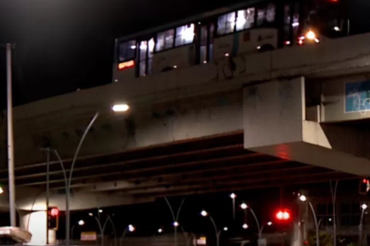 Passageiro de ônibus morre ao cair de viaduto durante briga com assaltante