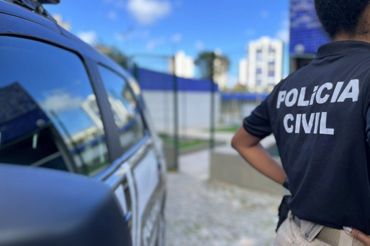 Homem suspeito de roubo tem mandado cumprido enquanto registrava ocorrência na delegacia