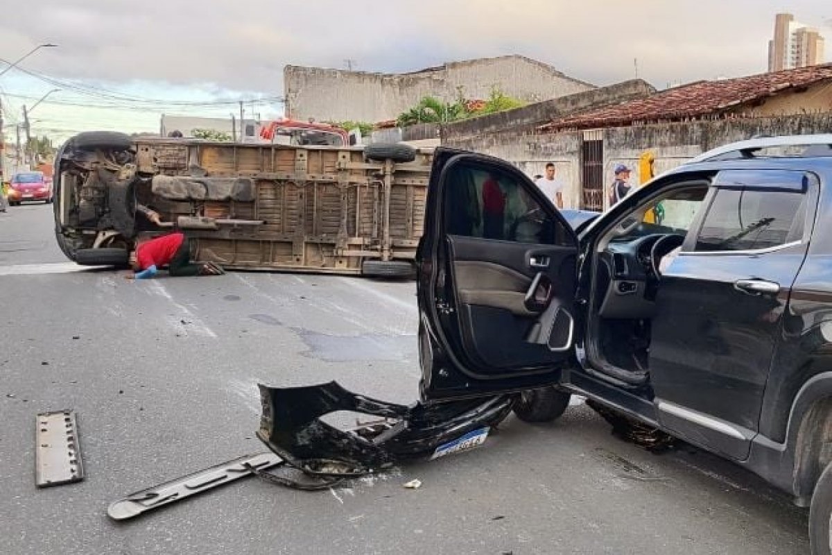 Van e carro colidem no bairro Santa Mônica, em Feira de Santana 