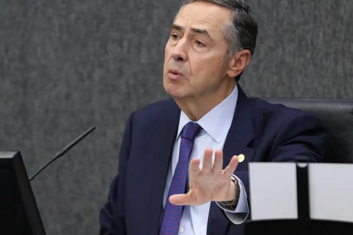 Barroso retoma julgamento que debate ampliação do foro privilegiado 