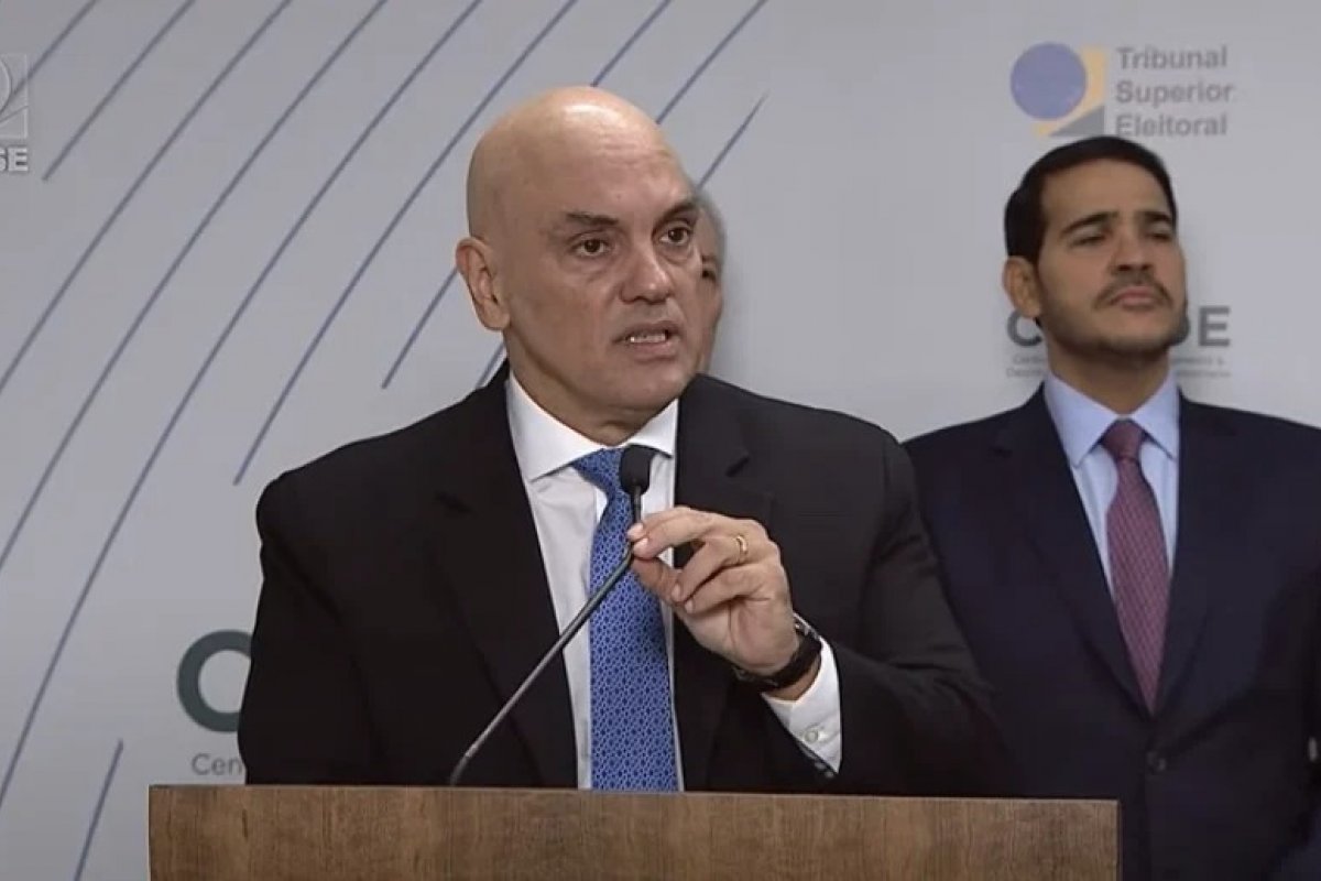 Moraes firma acordos com PF e AGU para combater desinformação nas eleições