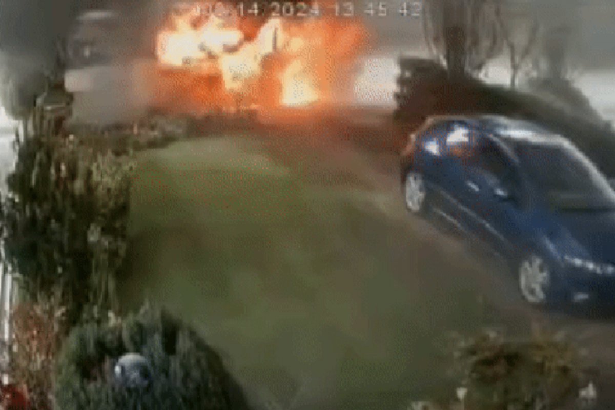 Ambulância pega fogo e explode logo após deixar idosa em casa na Inglaterra