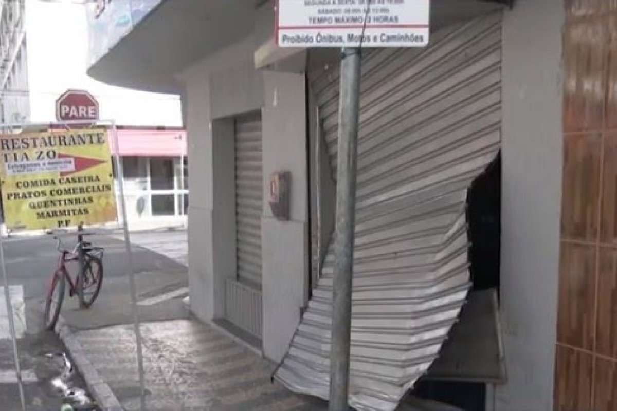 Criminosos usam carro para arrombar loja no sul da Bahia 