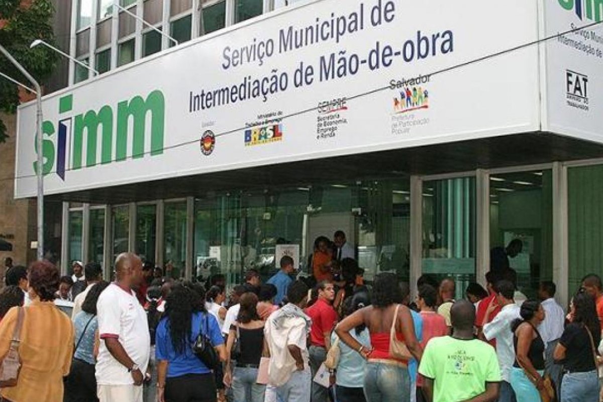Em busca de emprego candidatos formam enorme fila do SIMM de Salvador 