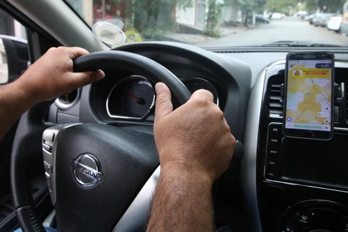 Entenda o PL que regulamenta o trabalho de motoristas por app e as críticas dos trabalhadores 