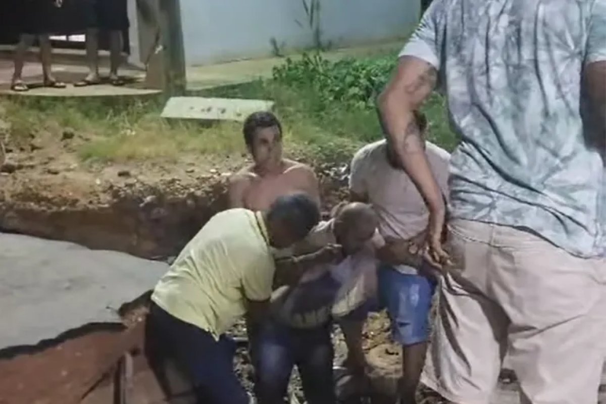 Vídeo: idoso é resgatado após cair em buraco de canal no Oeste da Bahia