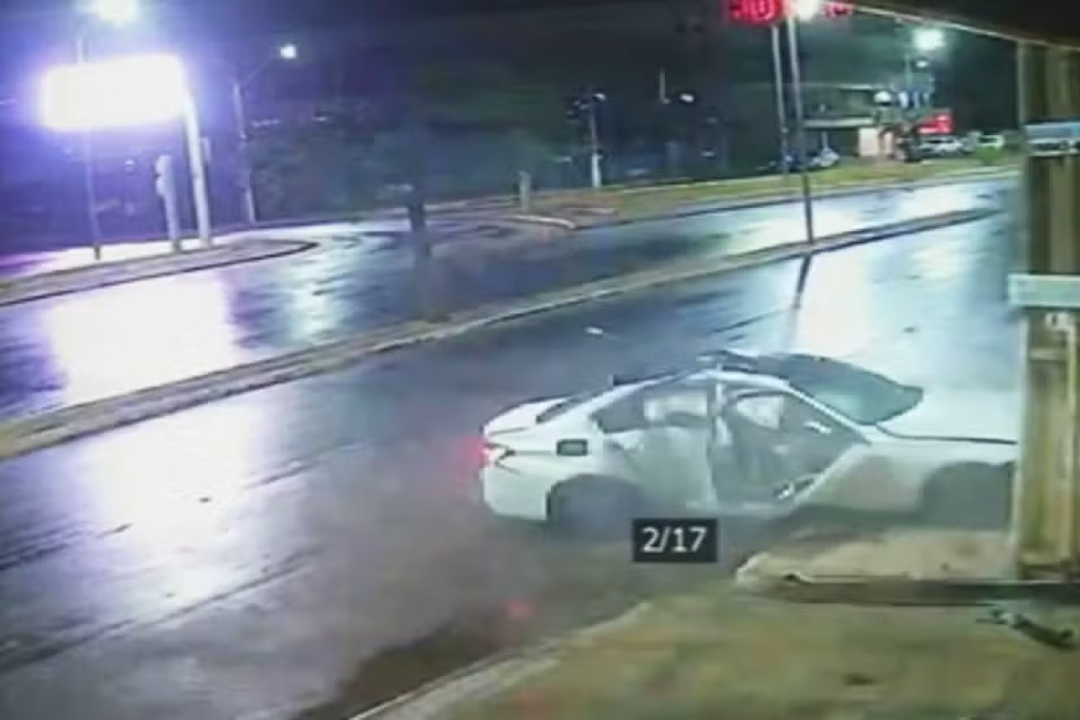 Jovem de 20 anos morre após carro derrapar e bater em poste em Barreiras 
