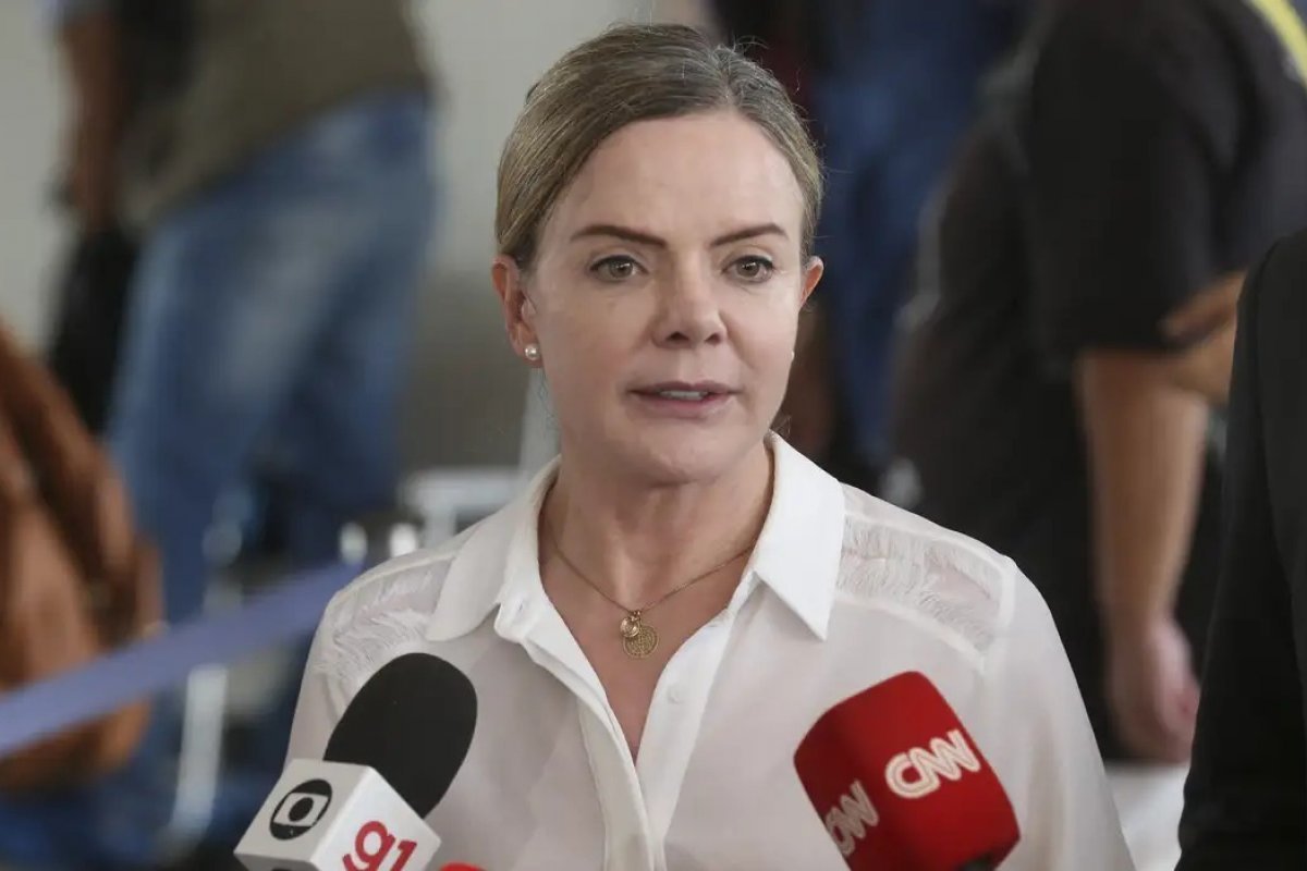 Gleisi admite que pode concorrer ao Senado, caso Moro seja cassado 