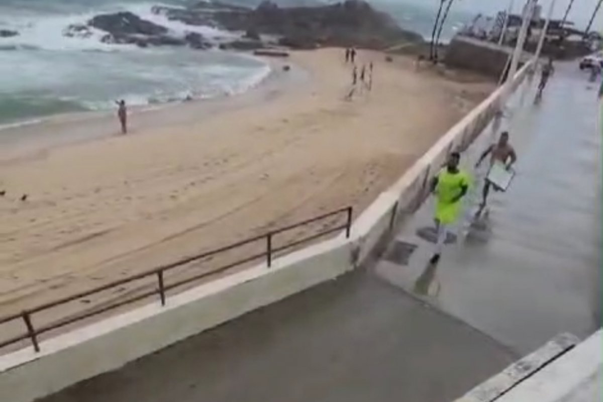 Vídeo: policial militar salva vítima de afogamento na praia da Barra em Salvador