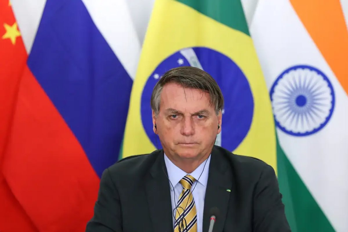 Bolsonaro recebe multa de R$ 2,5 mil do Ibama por importunar baleia após PF arquivar caso