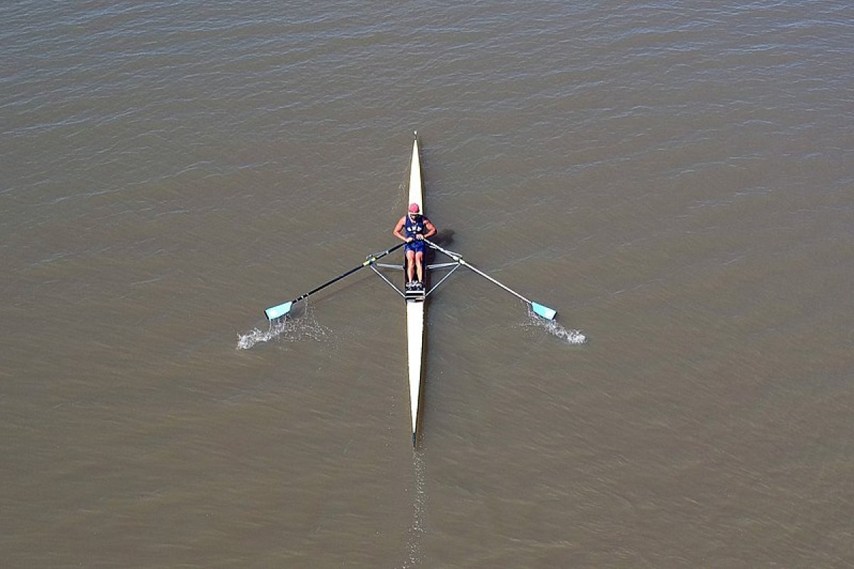 Nadador é atingido na cabeça por remador e denuncia risco 'single skiff' na encosta do Corredor da Vitória 