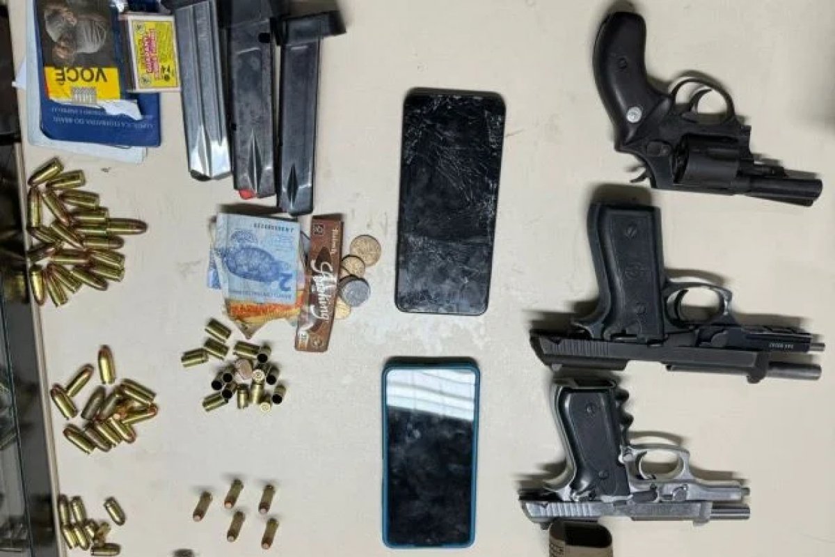 Homens são presos com quatro armas de fogo em Feira de Santana 