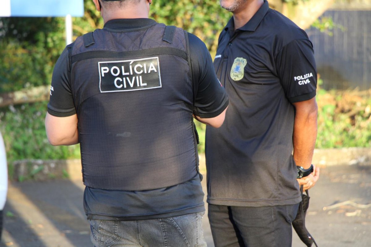 Mulher é presa por não prestar socorro ao filho assassinado pelo pai 
