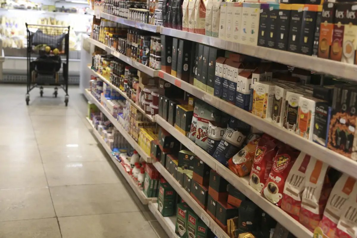 Vendas no varejo brasileiro sobem 1% em fevereiro; alta anual é de 8,2%