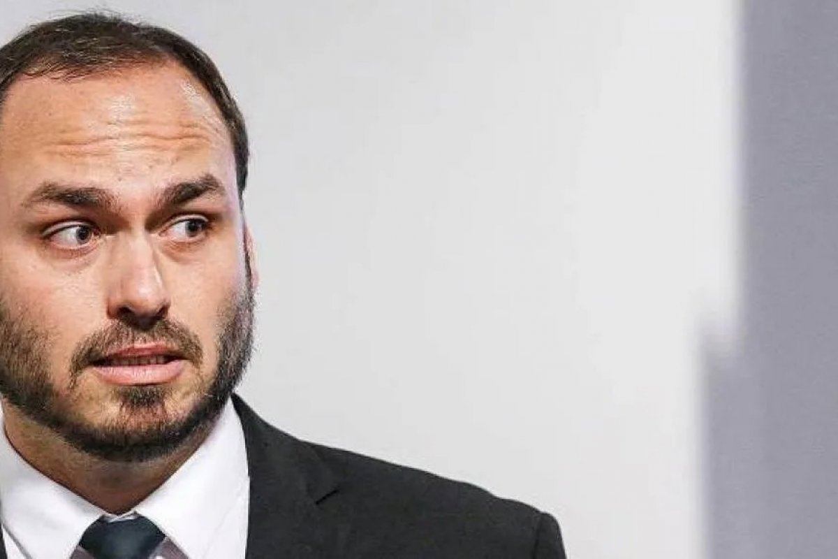 Carlos Bolsonaro chama ação da PF de 'covardia extrema' e 'trauma desnecessário' 