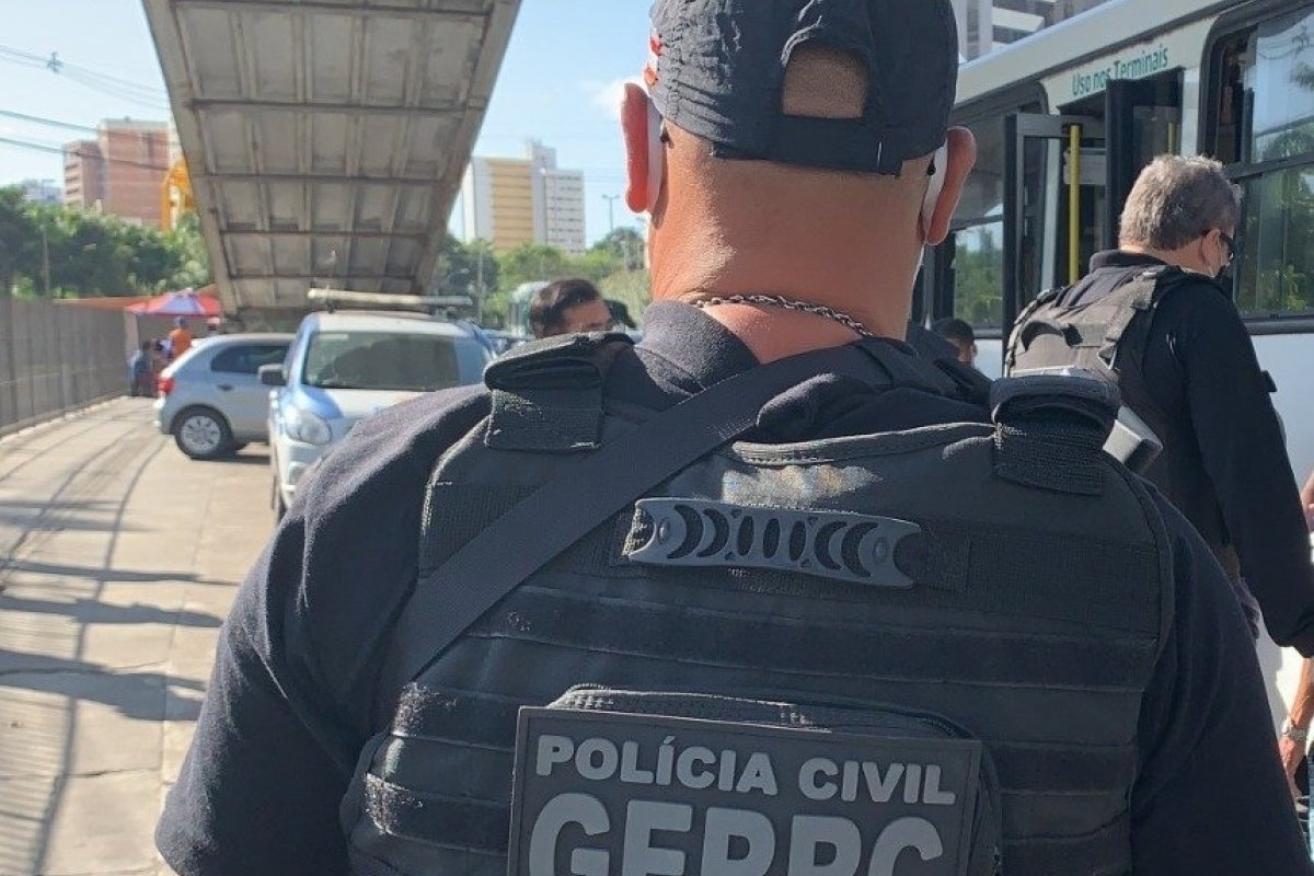 Homem é preso em Salvador após roubar celular de turista alemã