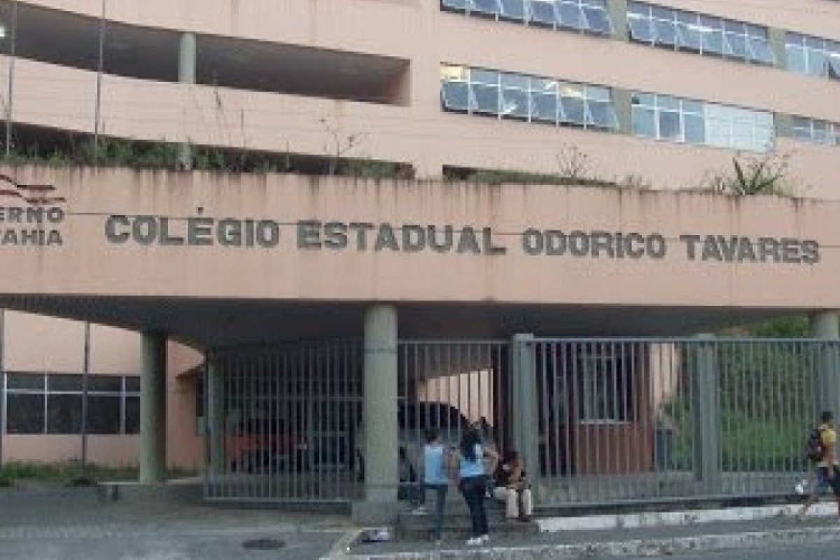  Jean Wyllys critica projeto de lei que autoriza venda do Colégio Odorico Tavares, em Salvador 