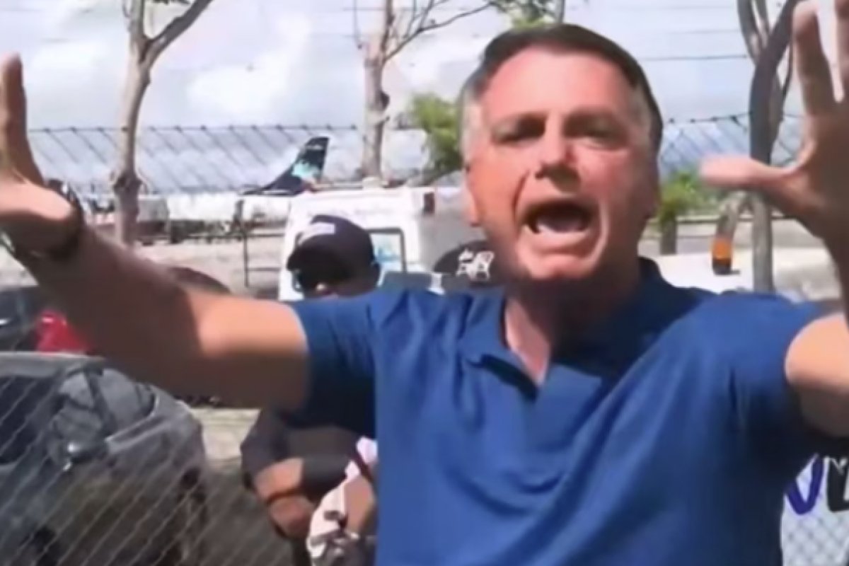 Vídeo: Bolsonaro fica irritado em chegada à Paraíba após apoiadores serem impedidos de recepcioná-lo 