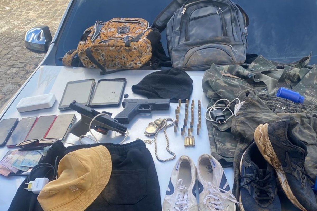 Fuzil, pistola e droga são apreendidas pela PM em bairro de Salvador  