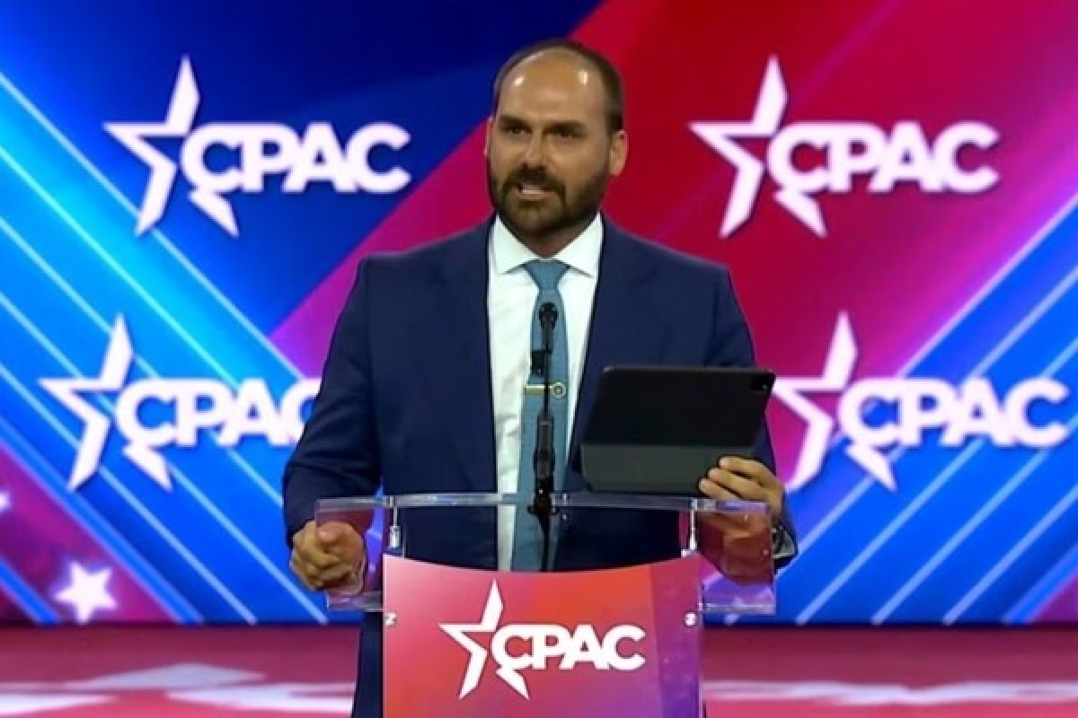 Eduardo Bolsonaro comparece a evento trumpista com passagem paga pela Câmara, diz coluna