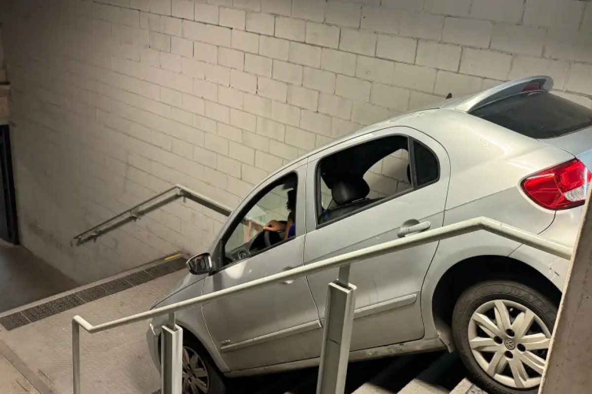 Torcedor do Cruzeiro erra saída e desce escadaria no Mineirão com carro 