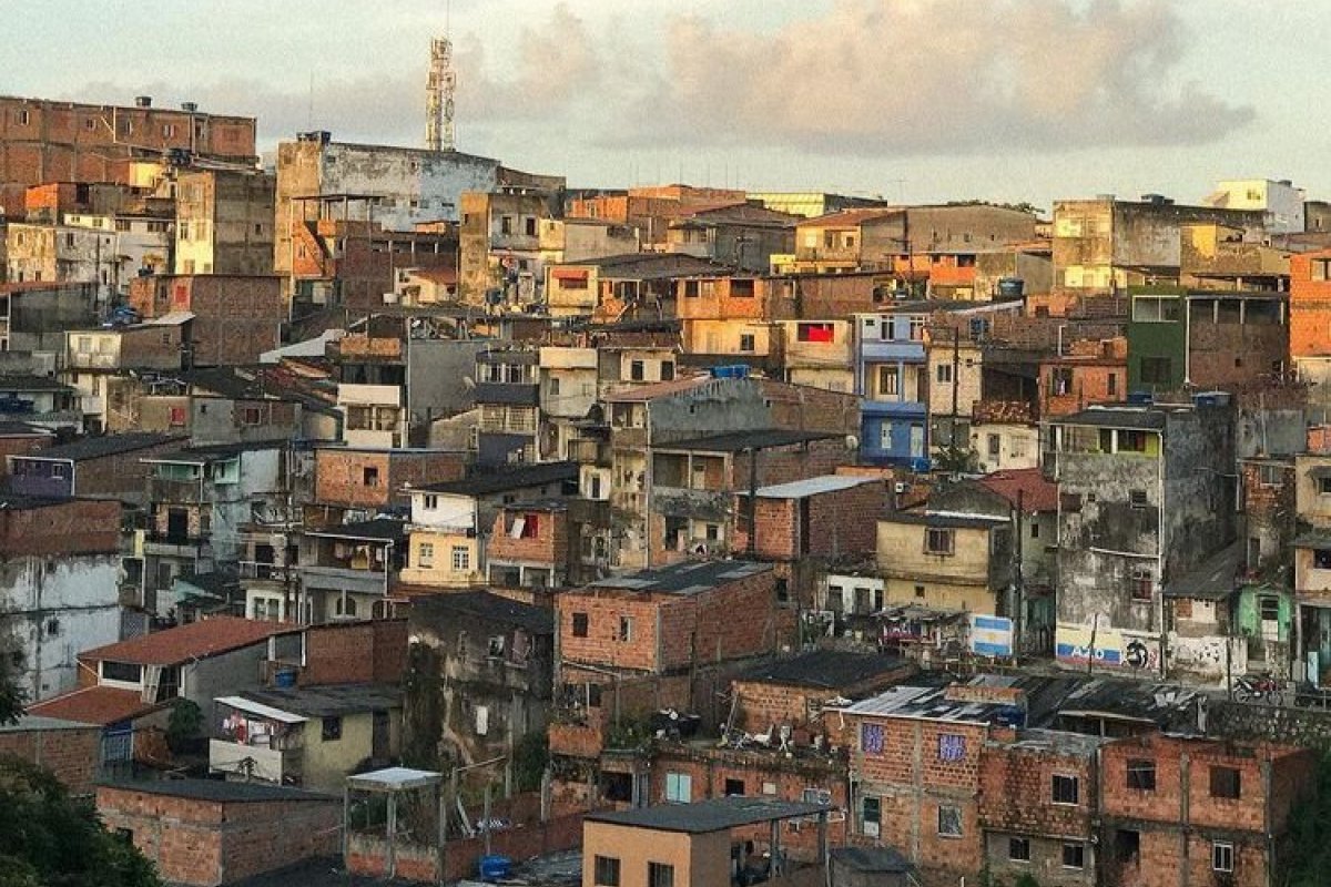 Dentro de lata, cabeça humana é encontrada em bairro no subúrbio de Salvador