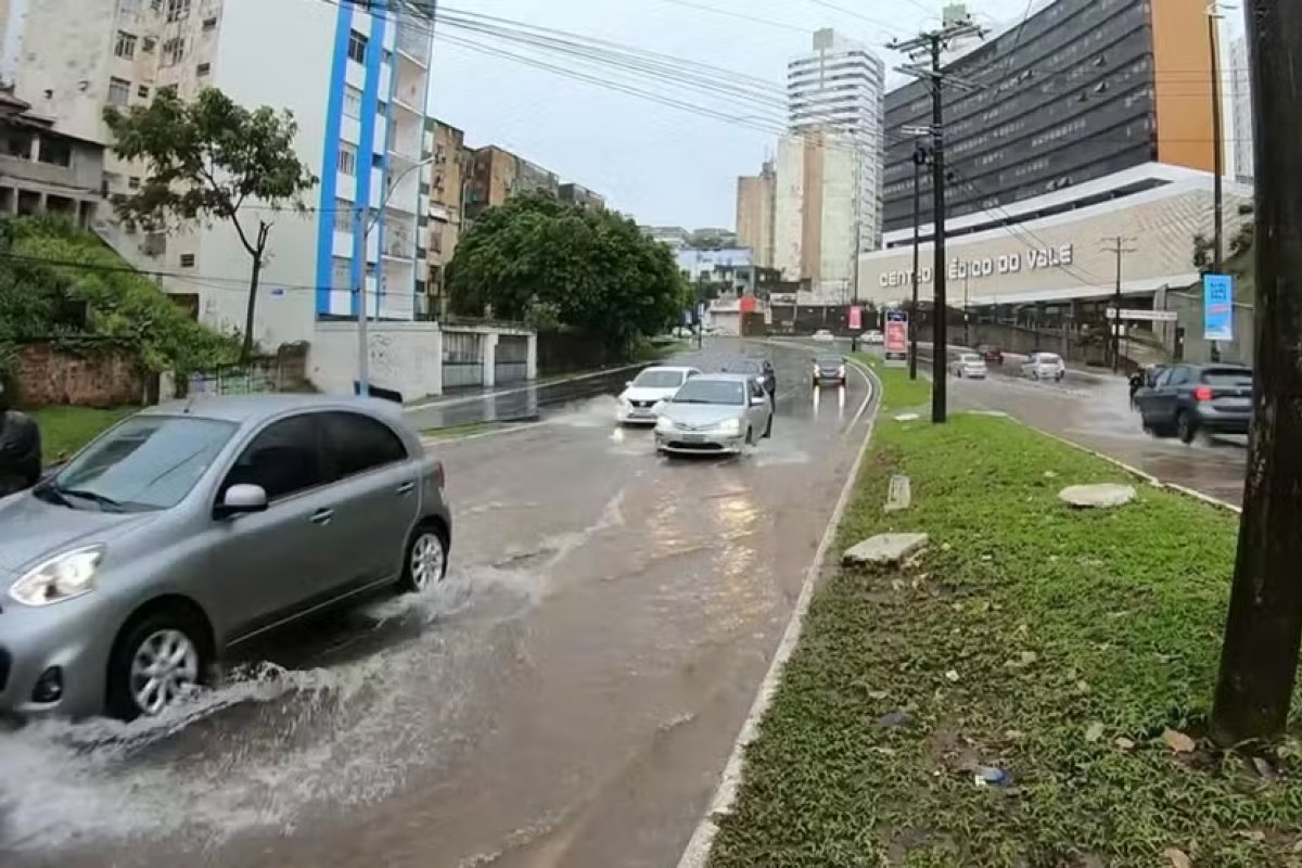 Salvador registra pontos de alagamento após fortes chuvas nesta manhã de terça (16)
