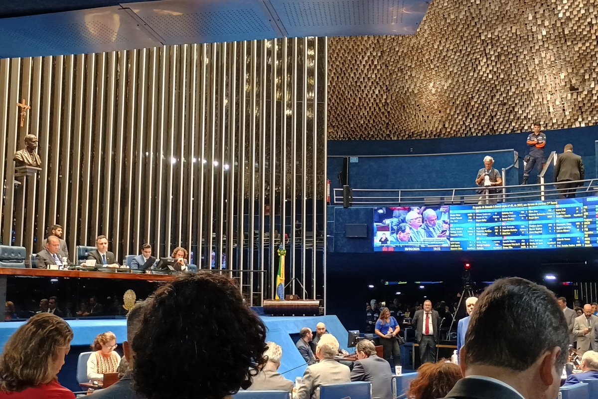 Vídeo: Em uma noite, Senado aprova em dois turnos PEC que criminaliza porte e posse de drogas