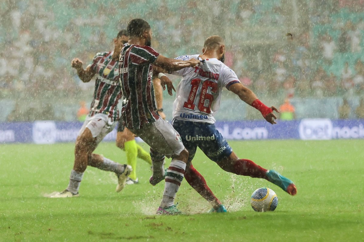 Vídeo: Em duelo chuvoso, Bahia vence Fluminense de virada e consegue primeiro triunfo no Brasileirão; veja os gols 