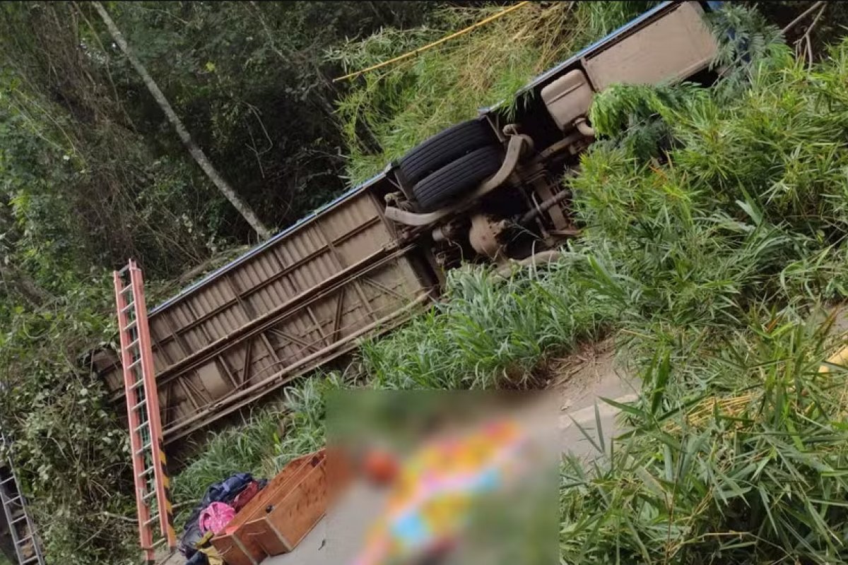 Ônibus capota em rodovia de Minas Gerais e deixa sete mortos 