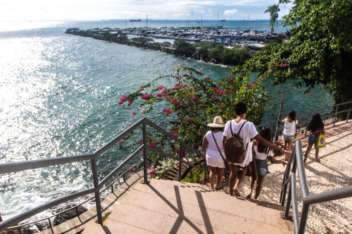 Homens fazem arrastão na Prainha do Museu de Arte Moderna, em Salvador 