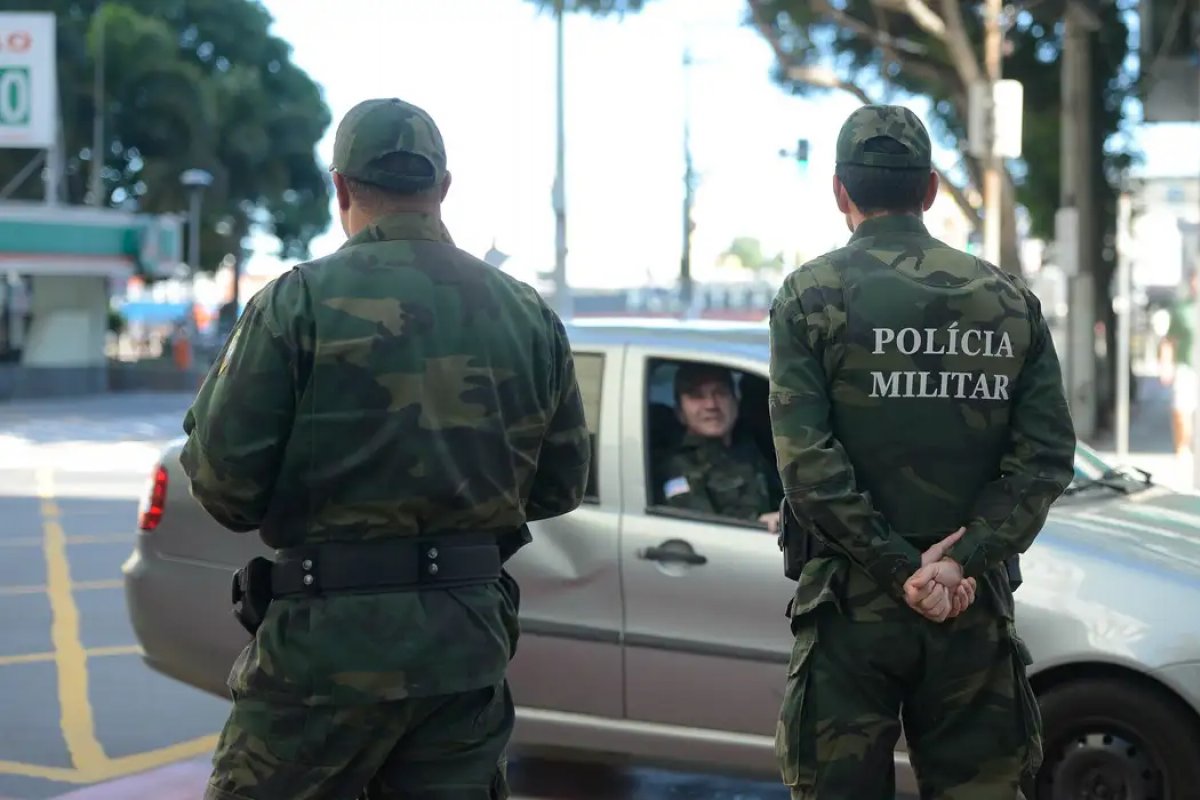 Dois homens morrem em confronto com policiais após mulher ser feita de refém no subúrbio de Salvador 