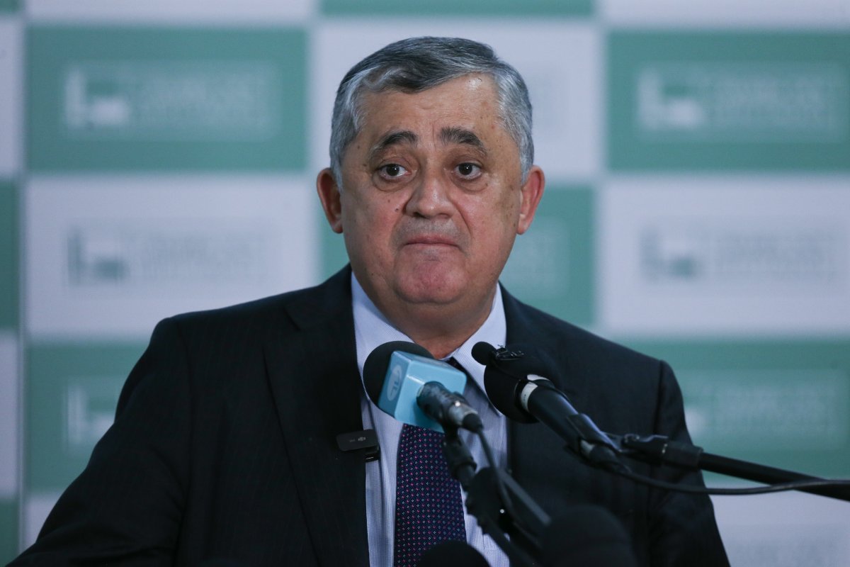 Líder do governo critica PEC que impulsiona salários de juízes e promotores