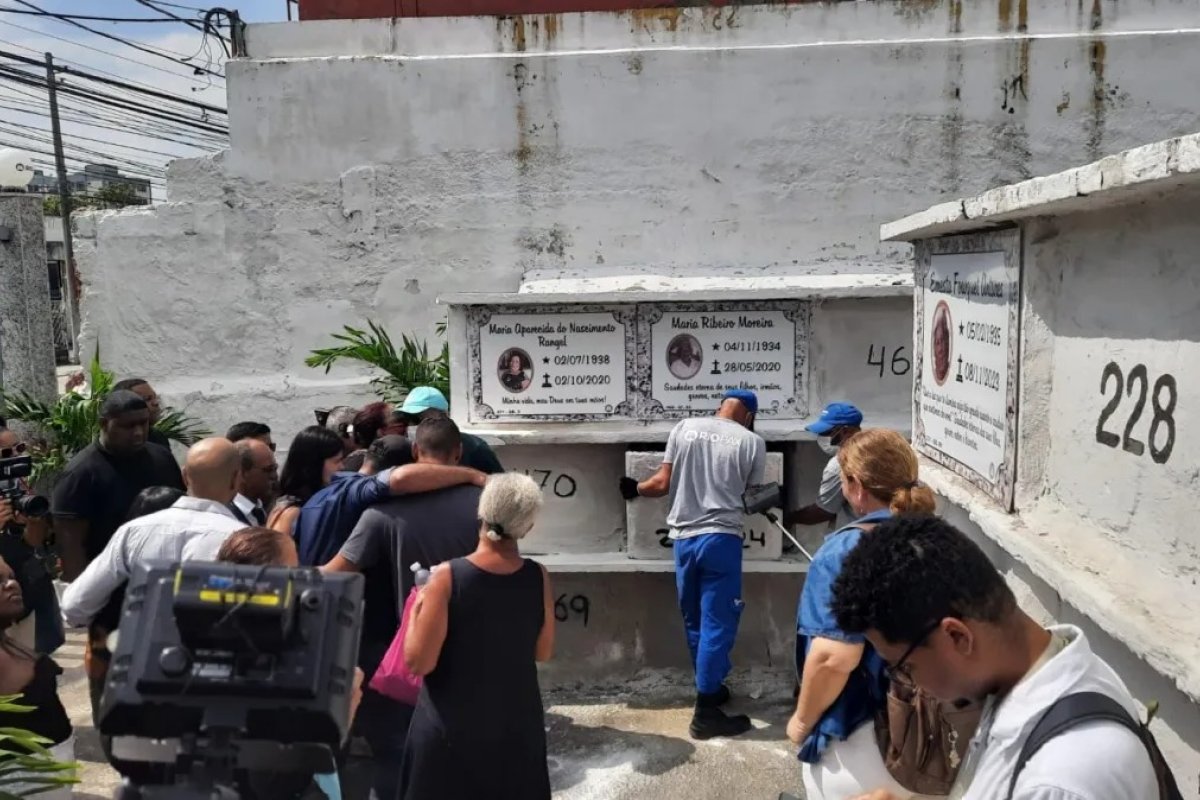 Corpo de 'tio Paulo', idoso levado morto a banco, é enterrado no Rio de Janeiro