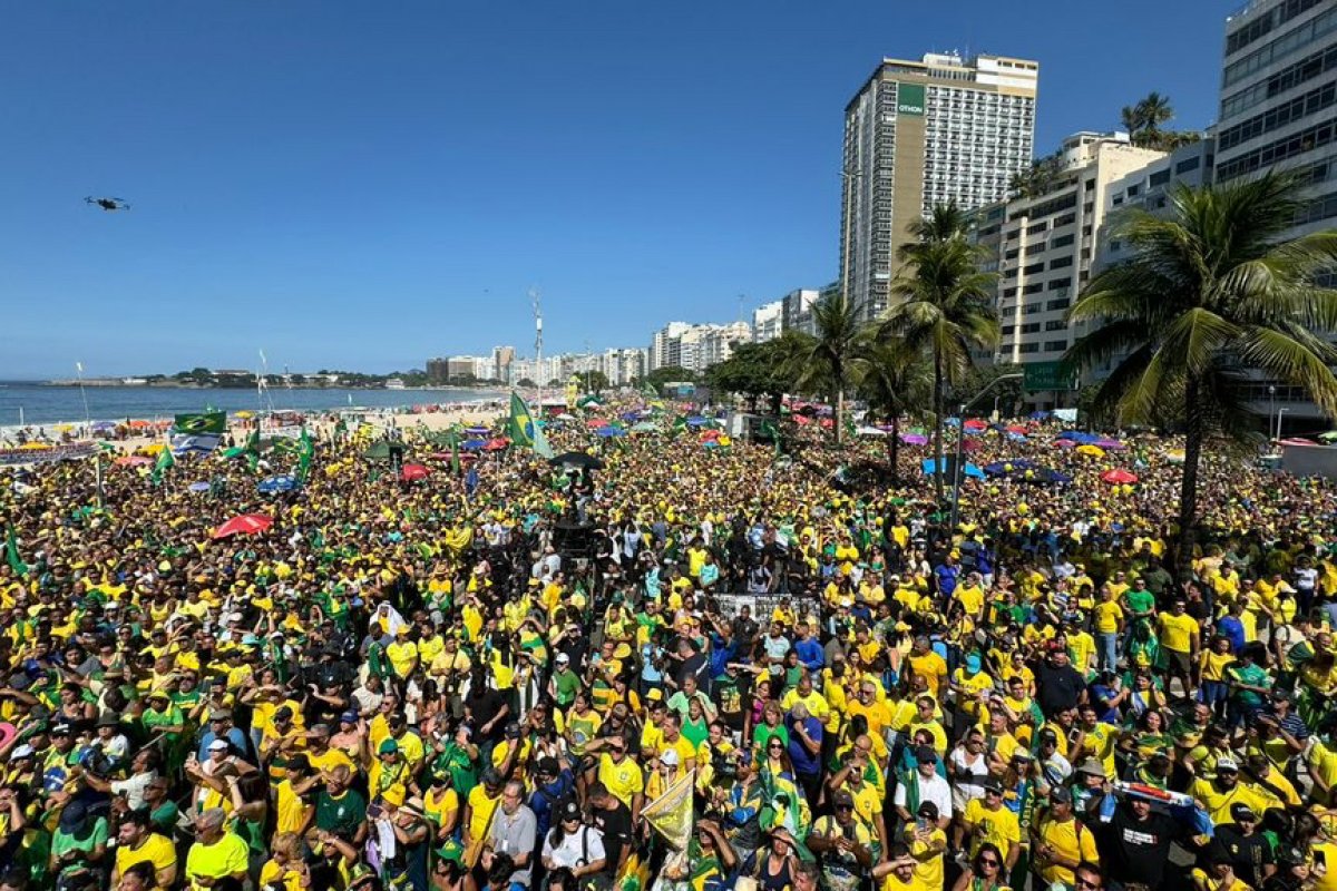 Vídeo: Milhares de apoiadores se reúnem em Copacabana para ato pró-Bolsonaro 
