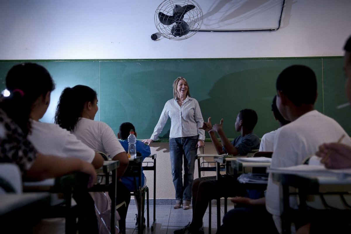 Gestores escolares têm aumento de benefícios aprovado pela Alba